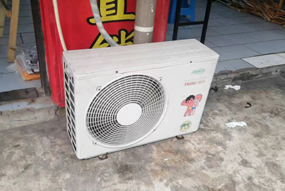 西区空调突然不制冷只吹自然风怎么办？