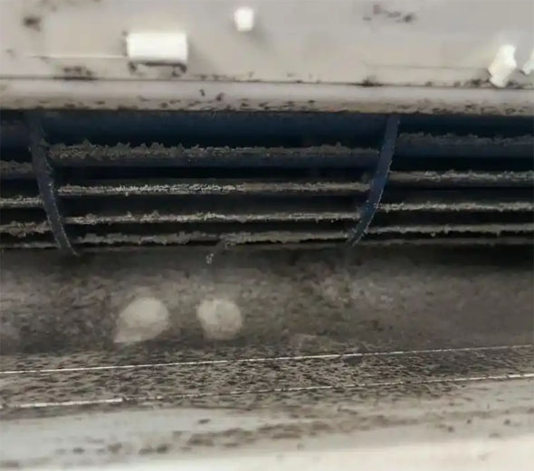 西区空调吹的风有股烧焦味是怎么回事